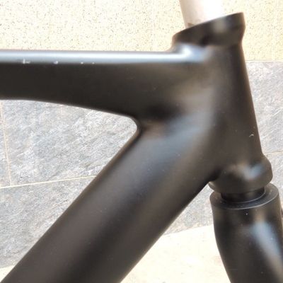 Bicicletas de carretera Bicicleta de pista con modo de procesamiento de superficie brillante 700C Marco de bicicleta de carretera