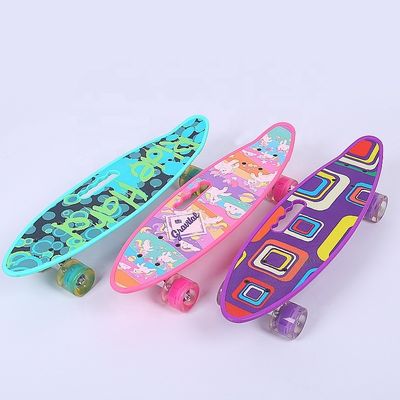 Plancha portátil pequeña tabla de pescado impresa patineta patineta de cuatro ruedas flash scooter de movilidad para niños y niñas