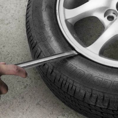 La barra de aluminio es la herramienta de mano imprescindible para reemplazar neumáticos de scooters eléctricos