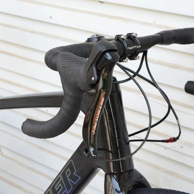 Bicicleta de grava de marco de carbono 700C*40C 11 velocidad APEX Freno de disco hidráulico para carreras de carretera